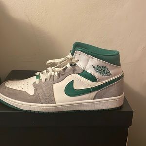 Air Jordan 1 Mid 'Grey Pine Green